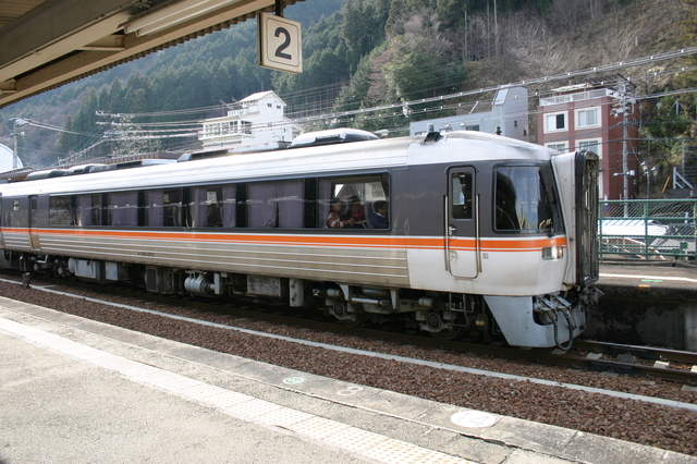 1 03飛騨小坂駅には、岐阜駅と富山駅を結ぶ特急ワイドビューひだ号の一部も停車4.jpg