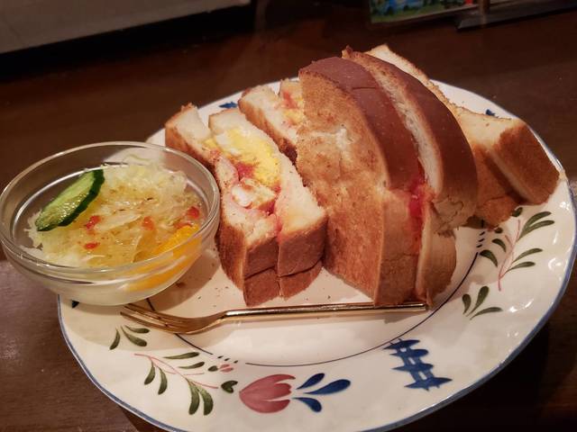 大阪梅田の老舗喫茶店「珈琲の森」のモーニングでボリュームたっぷりのサンドイッチ43712.jpg