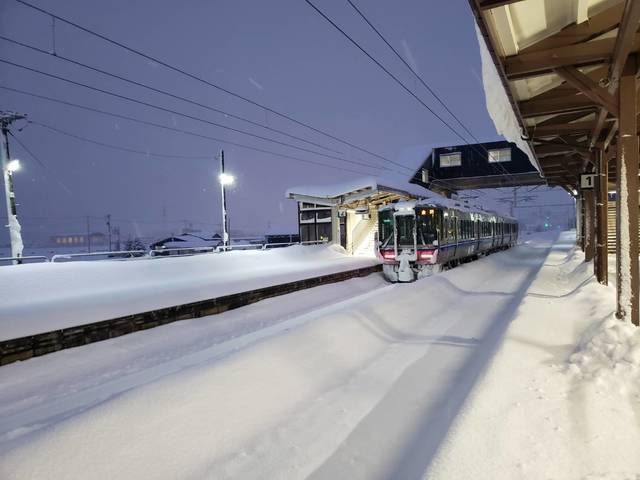 北陸線|大雪で金沢行普通列車が森田駅で14時間立ち往生。運転再開までの記録(2021年1月9日).jpg