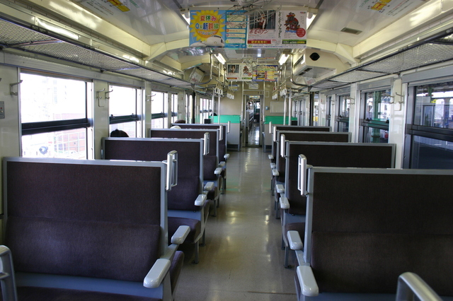 角島 02臨時快速みすゞ潮彩(みすずしおさい)号の指定席車両 座席2.jpg