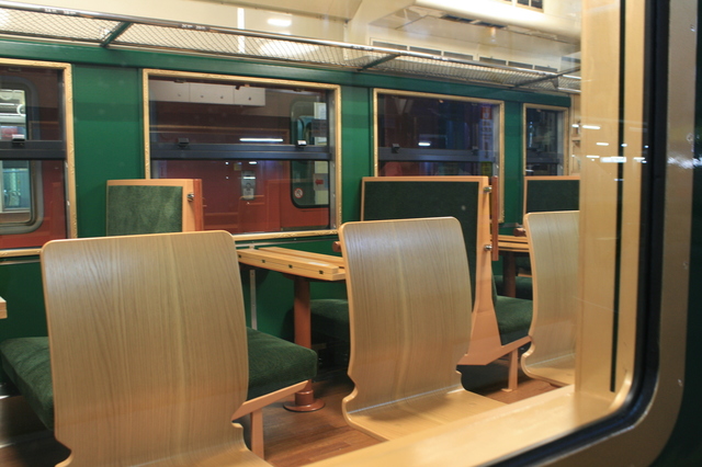 IMG_0340観光列車べるもんたの富山湾側は木製のカウンター席が並ぶ.JPG