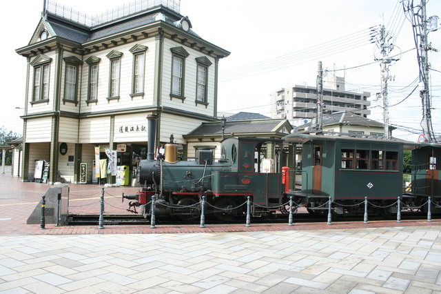 IMG_11伊予鉄道の観光列車「坊っちゃん列車」と道後温泉駅81.JPG