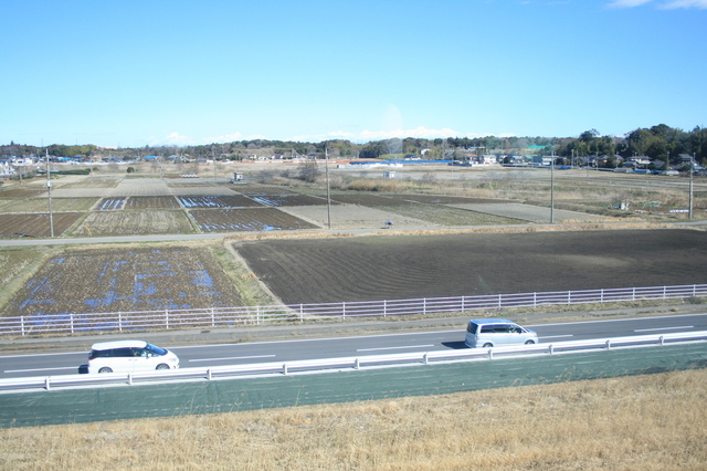 IMG_130成田空港が近づいてくると、車窓には広々とした農地が広がってくる
9.JPG