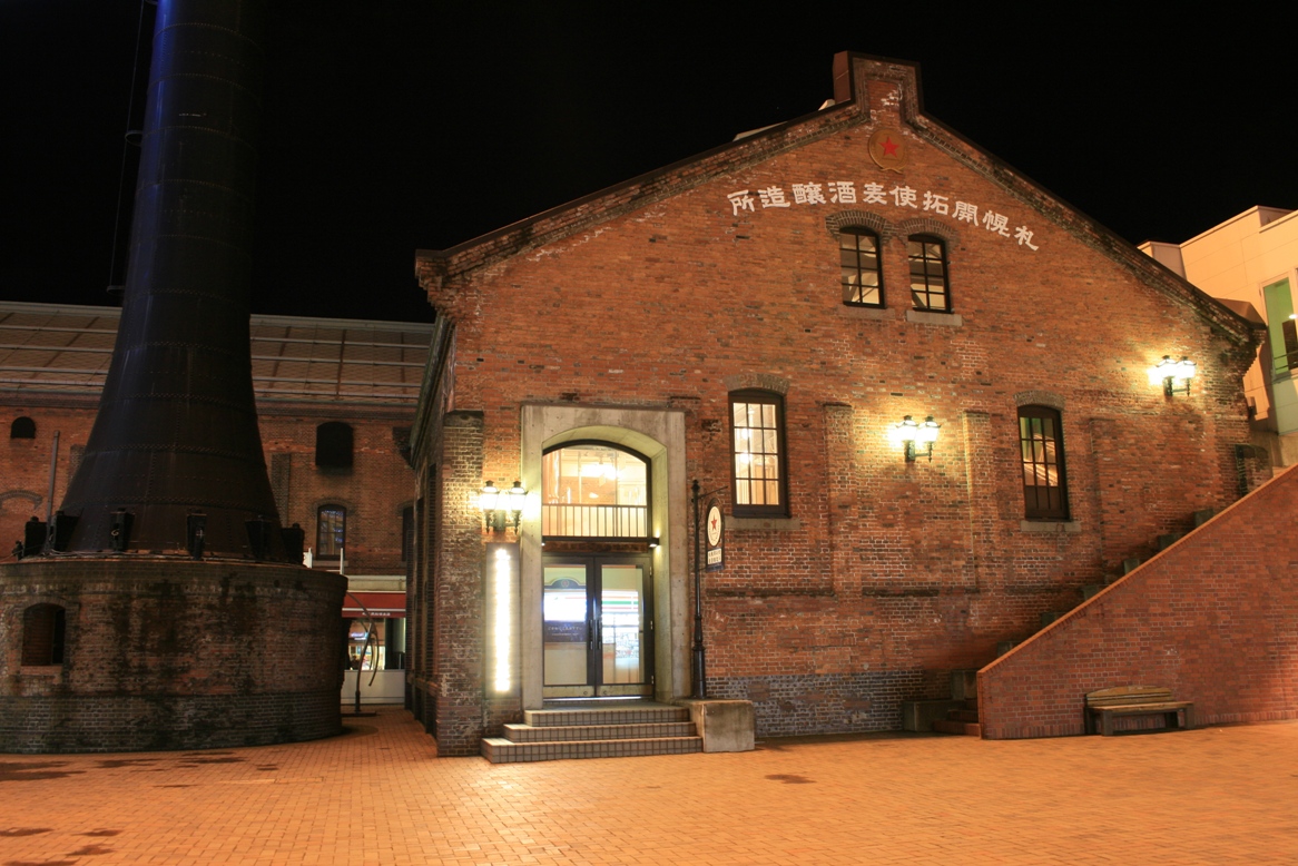 開拓使麦酒醸造所跡を活用した サッポロファクトリー レンガ館 の夜景 北海道 札幌市