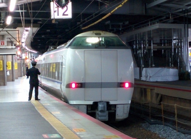 IMG_20151124_新大阪駅に停車する特急びわこエクスプレス号（683系）