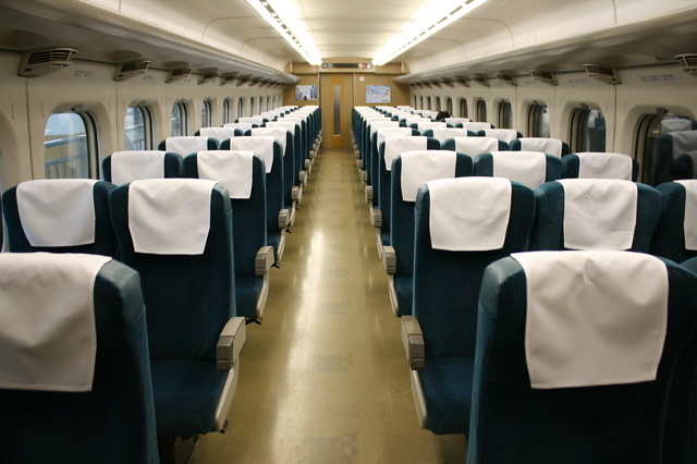 IMG_235ＪＲ博多南線でも活躍中の新幹線ひかりレールスター用車両の座席2.JPG