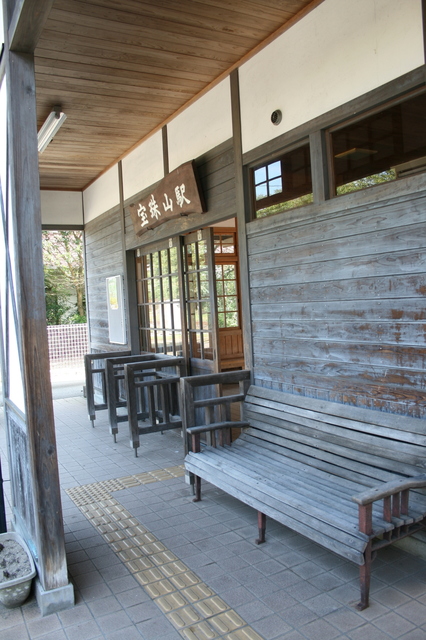 IMG_236宝珠山駅のベンチと改札口も昔ながらの風情があり3.JPG