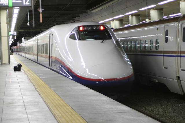 IMG_244北陸新幹線（旧　長野新幹線）あさま号の車両　E2系（長野駅にて）2.JPG