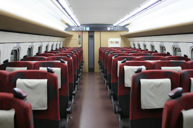 IMG_247北陸新幹線の普通車（自由席、指定席）シート。全席に電源コンセントが設置7.JPG
