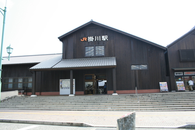 IMG_24杉板をつかった三角屋根が印象的な　掛川駅（北口）
97.JPG