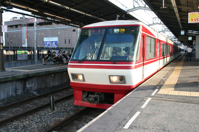 IMG_2840西鉄の特急列車（西鉄福岡駅大牟田駅）.JPG