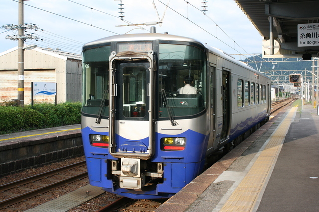 IMG_3031えちごときめき鉄道の列車.JPG