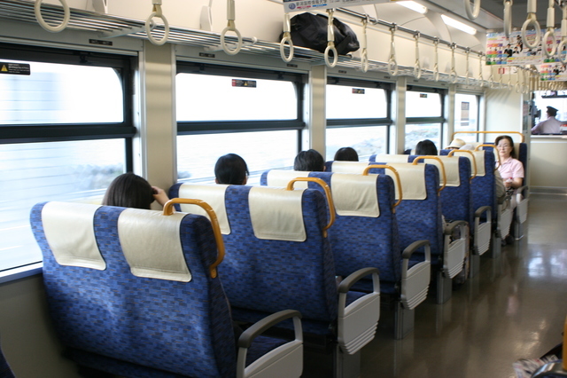 IMG_304えちごトキめき鉄道（ひすいライン）に投入された新造気動車ET122の座席4.JPG