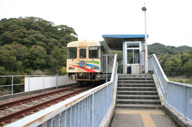 IMG_3249終点の甲浦駅に到着した阿佐海岸鉄道の列車.JPG