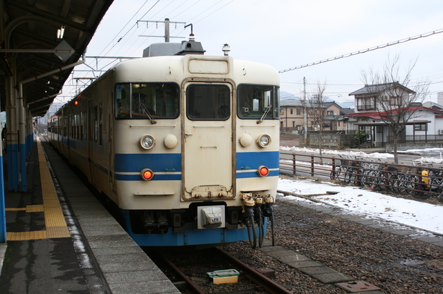 IMG_329ＪＲ北陸本線を走る普通列車1.JPG