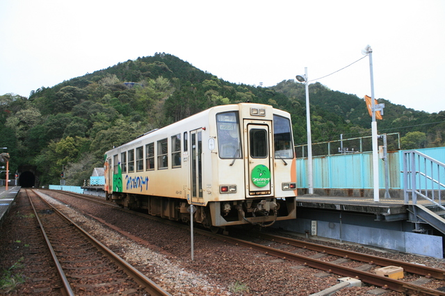 IMG_343海部駅に停車する阿佐海岸鉄道の気動車1.JPG