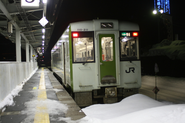 IMG_372終点の米沢駅に到着したJR米坂線の普通列車。米沢も積雪が多いエリア6.JPG