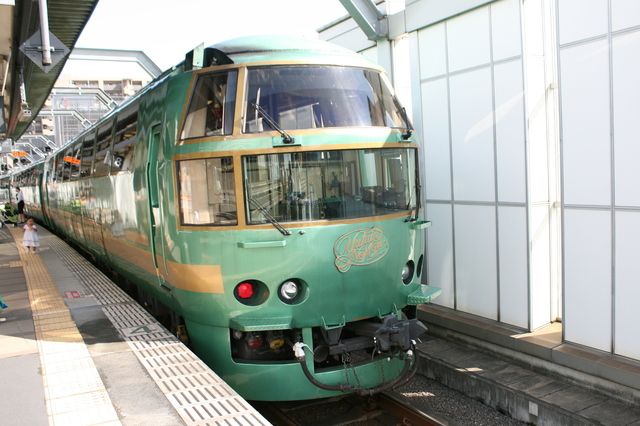IMG_緑色の車体と丸みを帯びたデザインが特徴のJR九州の特急「ゆふいんの森号」