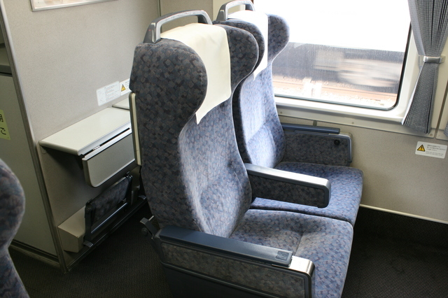 IMG_564JR特急ワイドビューしなの（383系電車）のグリーン車座席1.JPG