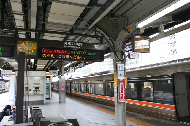 IMG_56名古屋駅に停車する特急ワイドビューしなの56.JPG