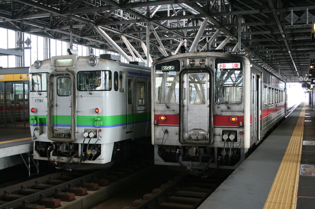 IMG_674旭川駅のホームに停車するJR北海道の特別快速列車きたみ3.JPG