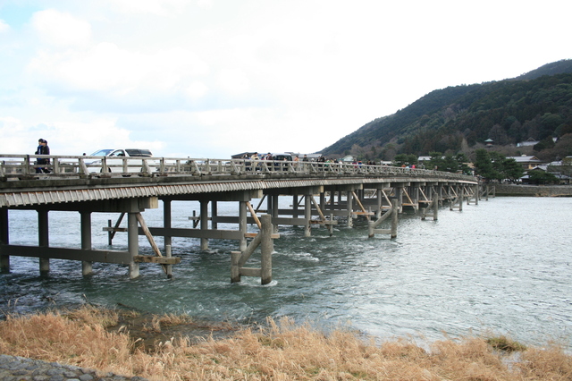 IMG_嵐山のシンボル「渡月橋」。渡月橋という名称は亀山上皇が「くまなき月の渡るに似る」と述べたことに由来。