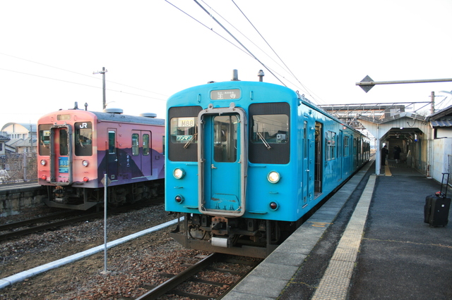 IMG_764櫟本駅に停車するJR桜井線（万葉まほろば線）の列車1.JPG