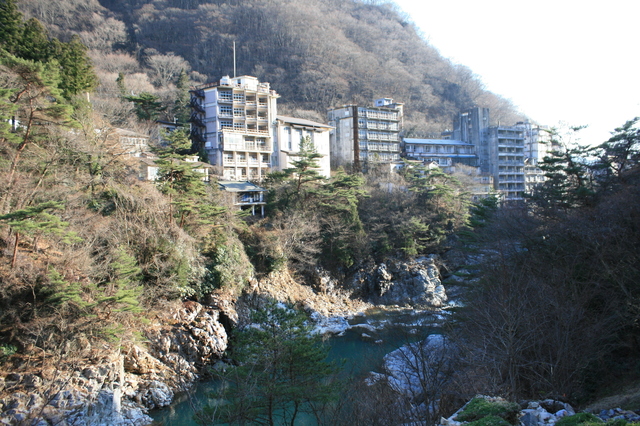 IMG_8056渓谷に沿って温泉宿が並ぶ鬼怒川温泉の風景.JPG